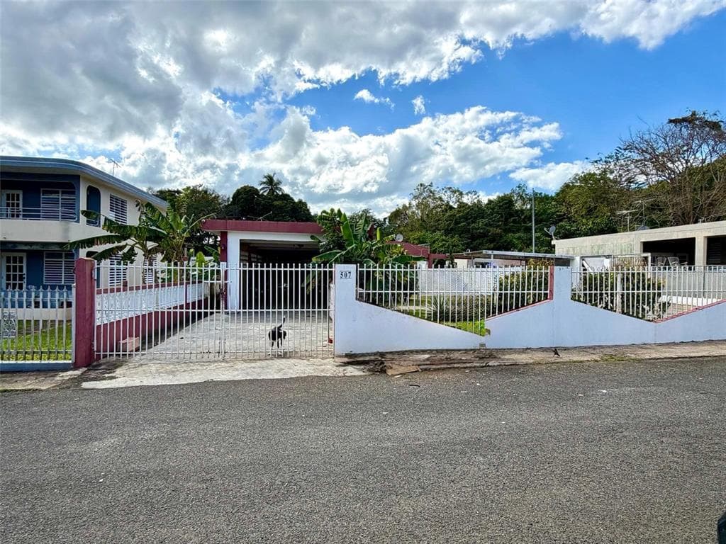 Multifamiliar en Venta en Manati — 3 hab, 500 ft², $350,000