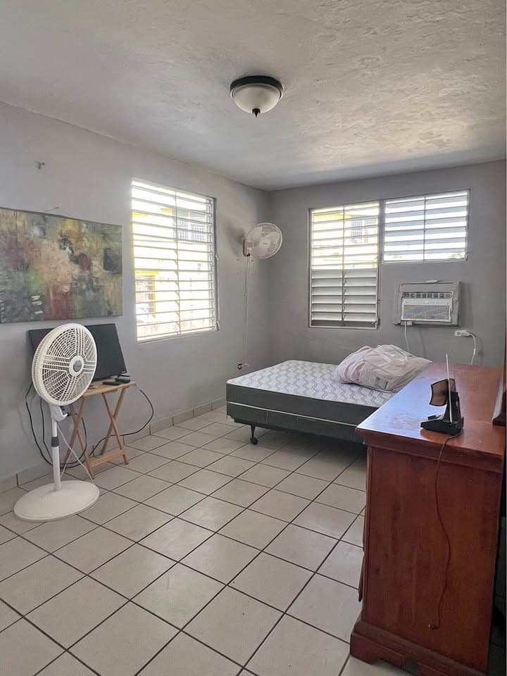 Se Alquila apartamento de 2 cuartos, semi-amueblado en Puerto Nuevo, San Juan