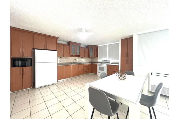 LA CORUÑA !EXCELENTE!, en Guaynabo Puerto Rico
Apartamento/WalkUp en Condominio-La Coruna de 3 Cuartos y 2 1/2 Baños