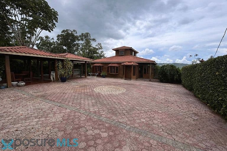 Encantadora Propiedad - Corozal,
en Corozal Puerto Rico Casa en Barrio - Negros