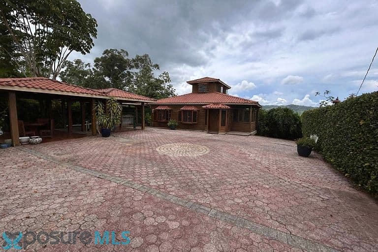 Encantadora Propiedad - Corozal,
en Corozal Puerto Rico Casa en Barrio - Negros