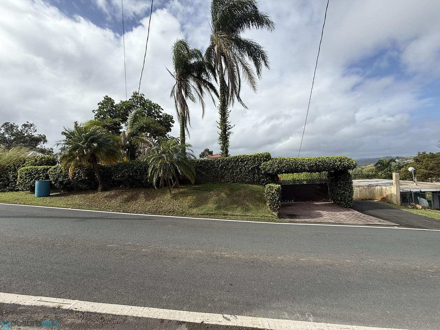 Encantadora Propiedad - Corozal,
en Corozal Puerto Rico Casa en Barrio - Negros