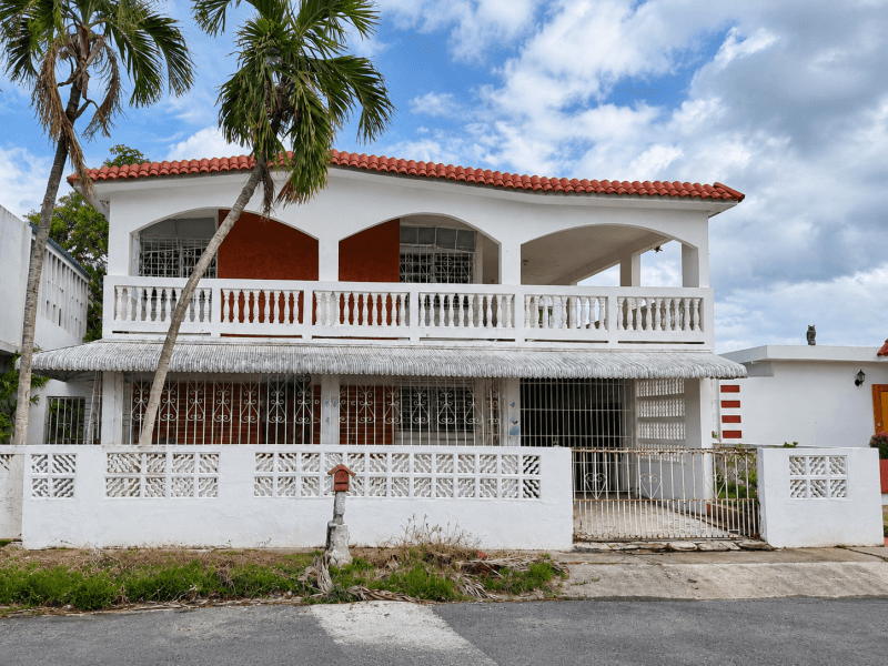 Urb. Jardines De Country Club - Carolina