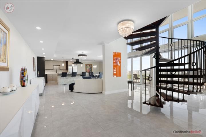 Penthouse con balcon,
en San Juan - Santurce Puerto Rico Apartamento en Condominio - Cobians Plaza
