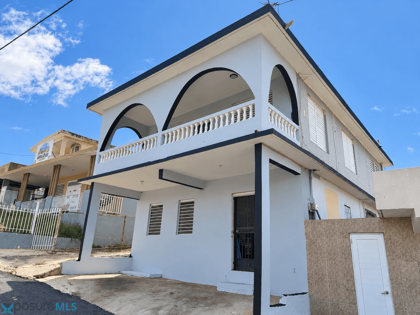Casa en Venta en Aguadilla — 4 hab, 2 baños, 2,500 ft², $259,000