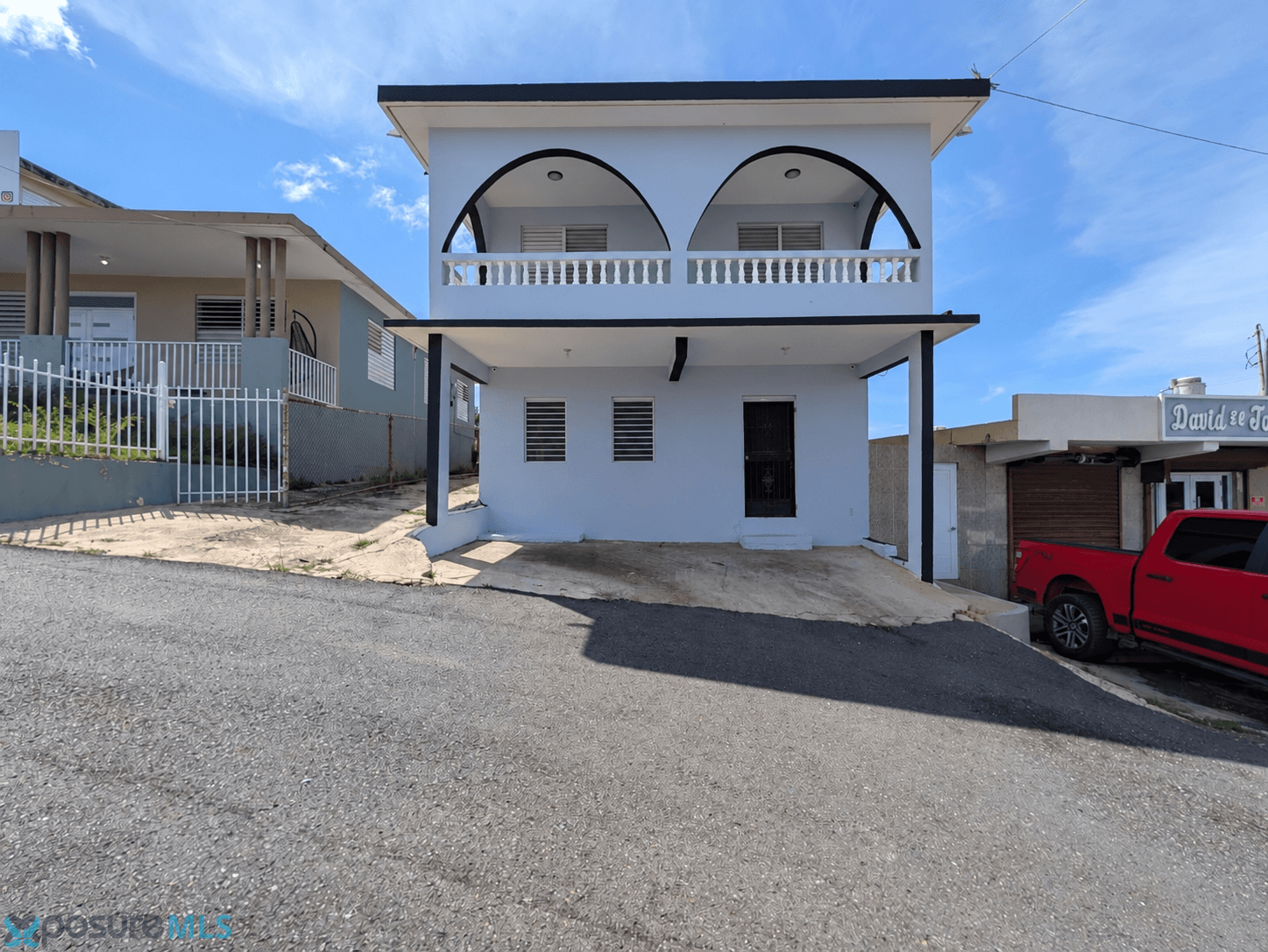 Casa en Venta en Aguadilla — 4 hab, 2 baños, 2,500 ft², $259,000