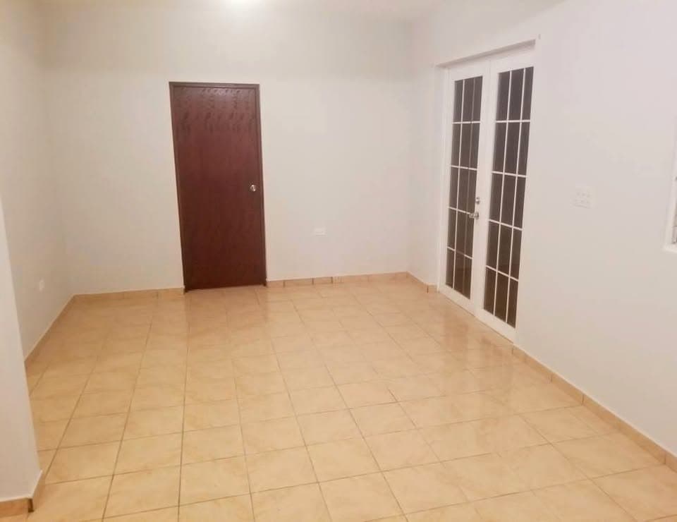 Apartamento dos habitaciones, terraza y Laundry. Agua y luz incluida. Favor leer toda la descripción