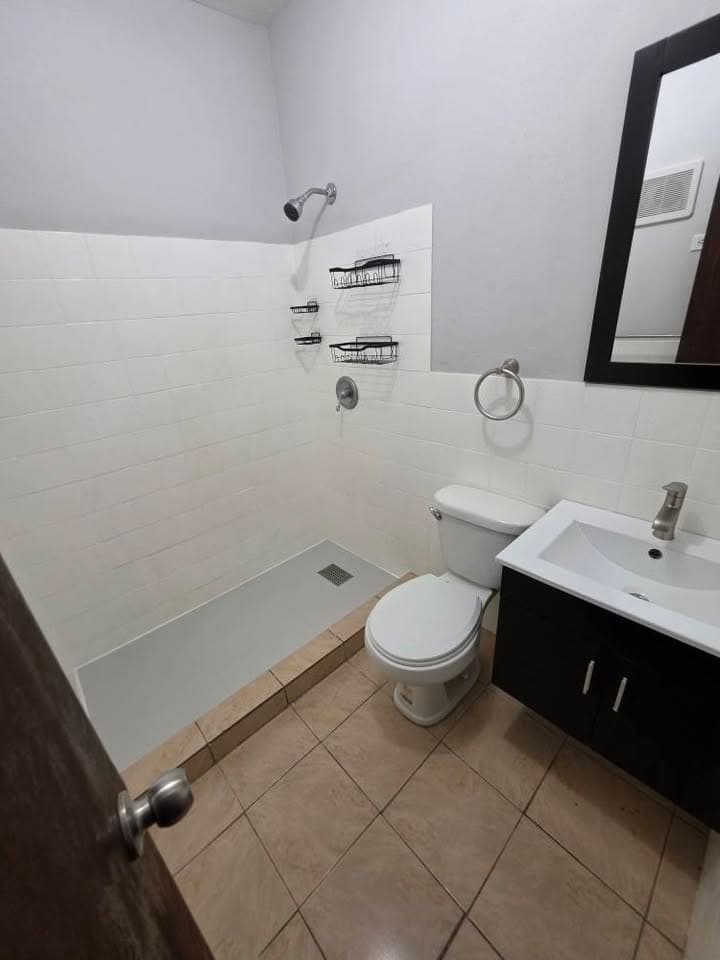 Apartamento dos habitaciones, terraza y Laundry. Agua y luz incluida. Favor leer toda la descripción