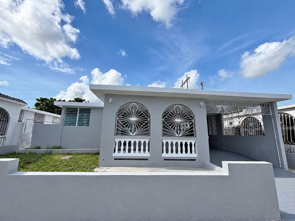 SE VENDE CASA 3H - 2B Remodelada en Fajardo - Urb. Fajardo Gardens