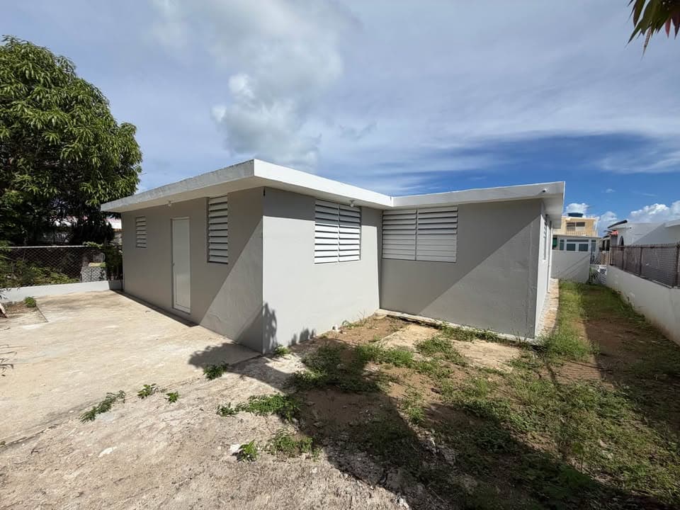 SE VENDE CASA 3H - 2B Remodelada en Fajardo - Urb. Fajardo Gardens