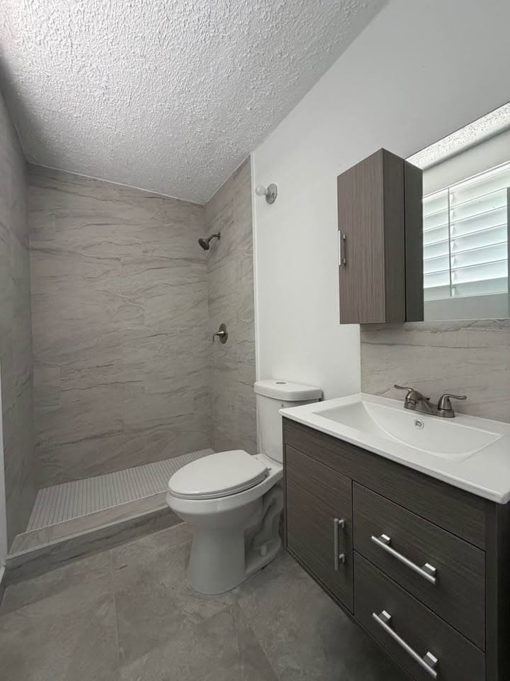 SE VENDE CASA 3H - 2B Remodelada en Fajardo - Urb. Fajardo Gardens