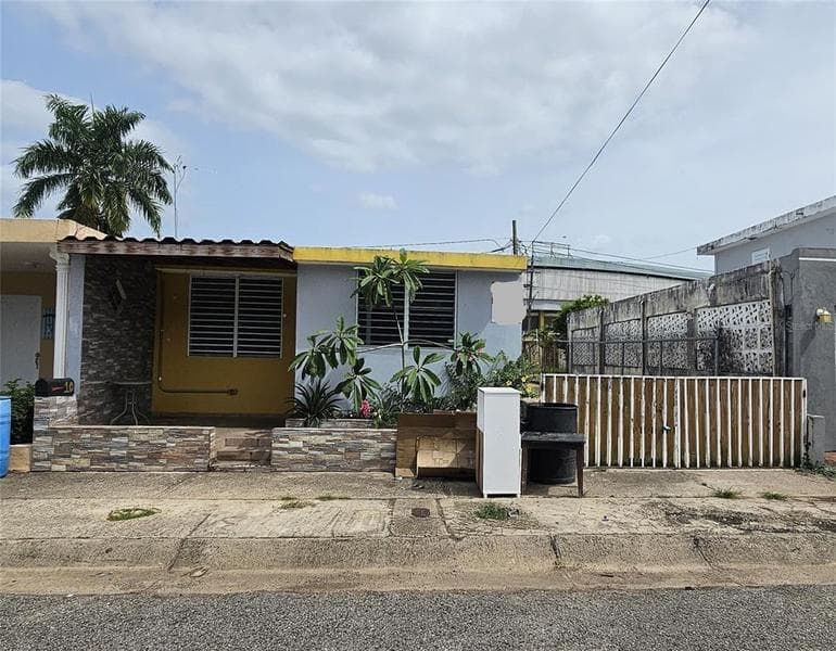 24 Calle Lirios, Coto Norte, Manatí, 00674