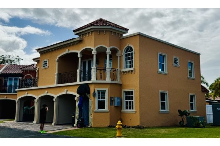 BRINGHTOM PRECIOSA DE ESQUINA 787-367-3135, en Dorado Puerto Rico
Casa en Urbanizacion-Brighton Country Club de 5 Cuartos y 3 1/2 Baños
