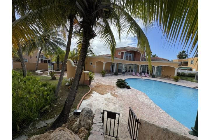 BRINGHTOM PRECIOSA DE ESQUINA 787-367-3135, en Dorado Puerto Rico
Casa en Urbanizacion-Brighton Country Club de 5 Cuartos y 3 1/2 Baños