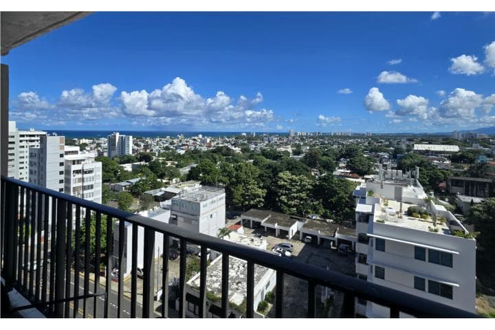 ¡Maravillosas vistas!, en San Juan - Santurce Puerto Rico
Apartamento en Condominio-Las Carmelitas de 3 Cuartos y 2 Baños
