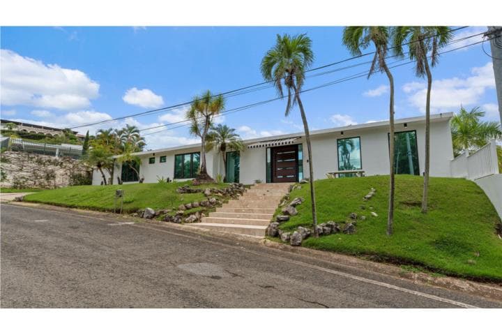 Nuevo Precio! 3B/3.5B at Cerro Las Mesas, en Mayagüez Puerto Rico
Casa en Barrio-Cerro Las Mesas de 3 Cuartos y 3 1/2 Baños