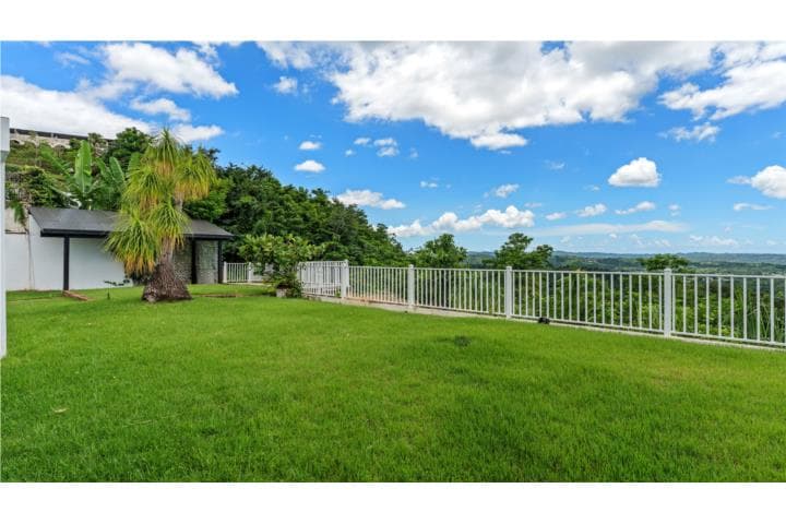 Nuevo Precio! 3B/3.5B at Cerro Las Mesas, en Mayagüez Puerto Rico
Casa en Barrio-Cerro Las Mesas de 3 Cuartos y 3 1/2 Baños