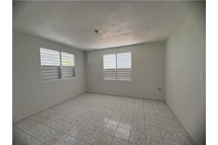 Completamente remodelada Aguas Buenas , en Aguas Buenas Puerto Rico
Casa en Barrio-Bayamoncito de 3 Cuartos y 2 Baños