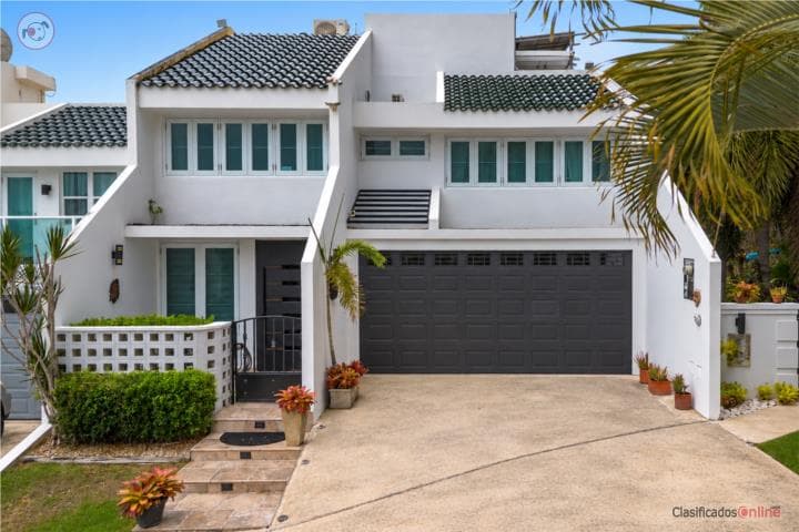 Hermoso Townhouse 4/4 en Vega Alta $5,000, en Vega Alta Puerto Rico
Casa en Urbanizacion-Evergreen de 4 Cuartos y 4 1/2 Baños