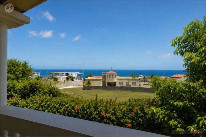 Fixer Upper with Great Potential,
en Isabela Puerto Rico Casa en Barrio - Mirador Del Cielo