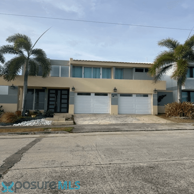 Spacious two-story house near highway, shopping centers, and 15 minutes to Ponce