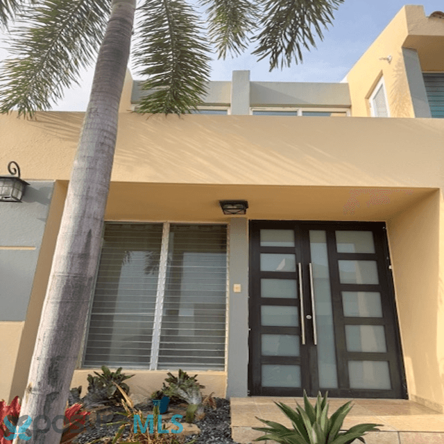 Spacious two-story house near highway, shopping centers, and 15 minutes to Ponce