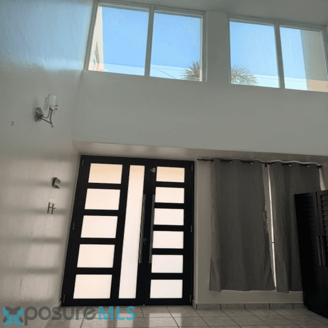 Spacious two-story house near highway, shopping centers, and 15 minutes to Ponce