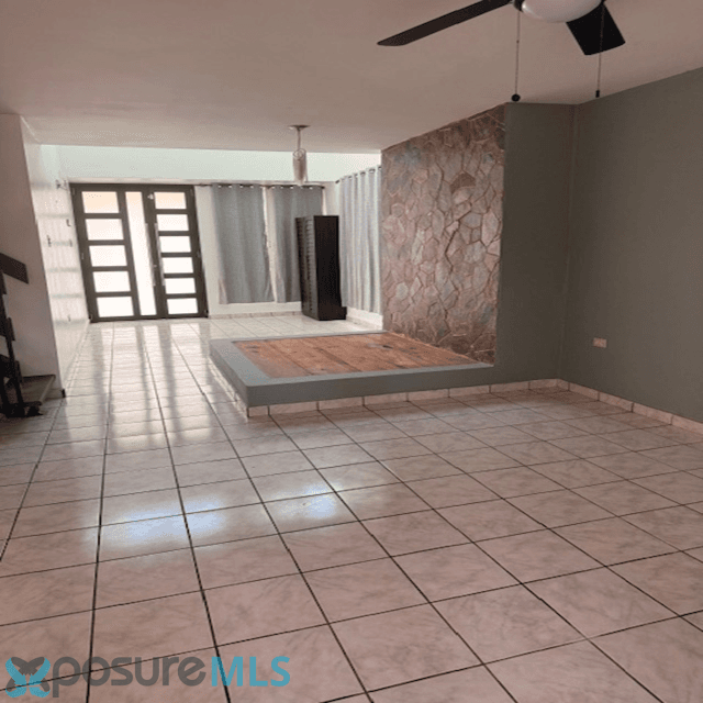 Spacious two-story house near highway, shopping centers, and 15 minutes to Ponce