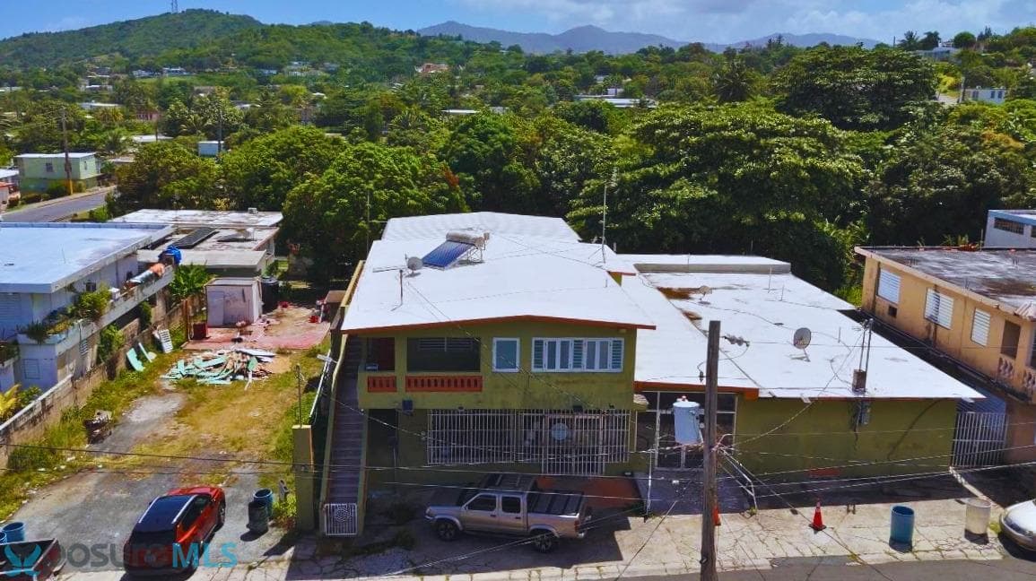 Spacious commercial property in an excellent location, just steps from the beach