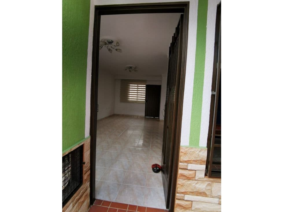 Ubicada en el Barrio Luis Carlos Galán, Junto Al Colegio San Luis Y el Hospital Juan Pablo Ii, Esta Amplia Y Cómoda Casa de 2 Pisos Es Ideal para Disfrutar en Familia.