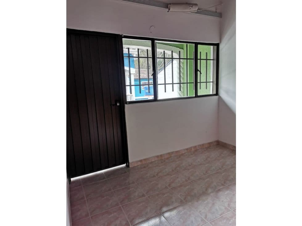 Ubicada en el Barrio Luis Carlos Galán, Junto Al Colegio San Luis Y el Hospital Juan Pablo Ii, Esta Amplia Y Cómoda Casa de 2 Pisos Es Ideal para Disfrutar en Familia.