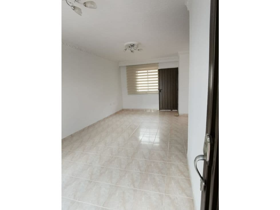 Ubicada en el Barrio Luis Carlos Galán, Junto Al Colegio San Luis Y el Hospital Juan Pablo Ii, Esta Amplia Y Cómoda Casa de 2 Pisos Es Ideal para Disfrutar en Familia.