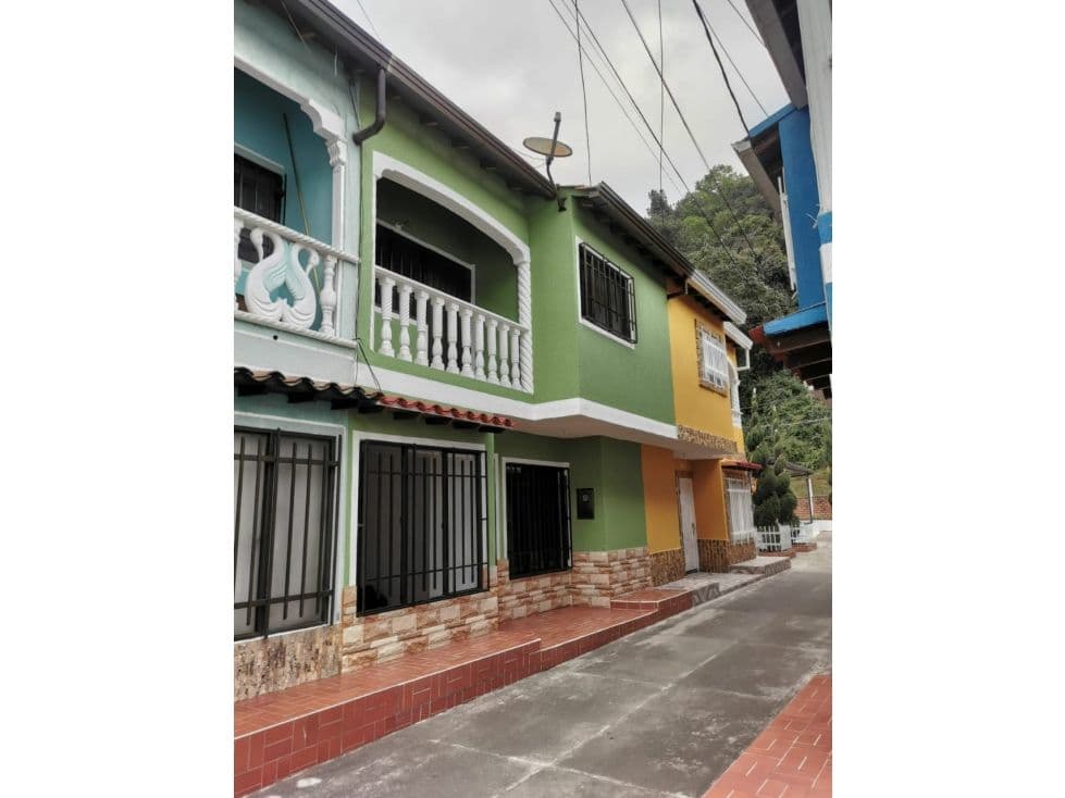 Ubicada en el Barrio Luis Carlos Galán, Junto Al Colegio San Luis Y el Hospital Juan Pablo Ii, Esta Amplia Y Cómoda Casa de 2 Pisos Es Ideal para Disfrutar en Familia.